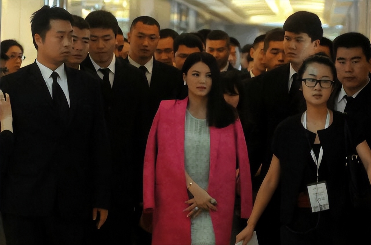 古天乐骑电瓶车上下班 香港艺人跟大陆艺人出行对比太打脸了