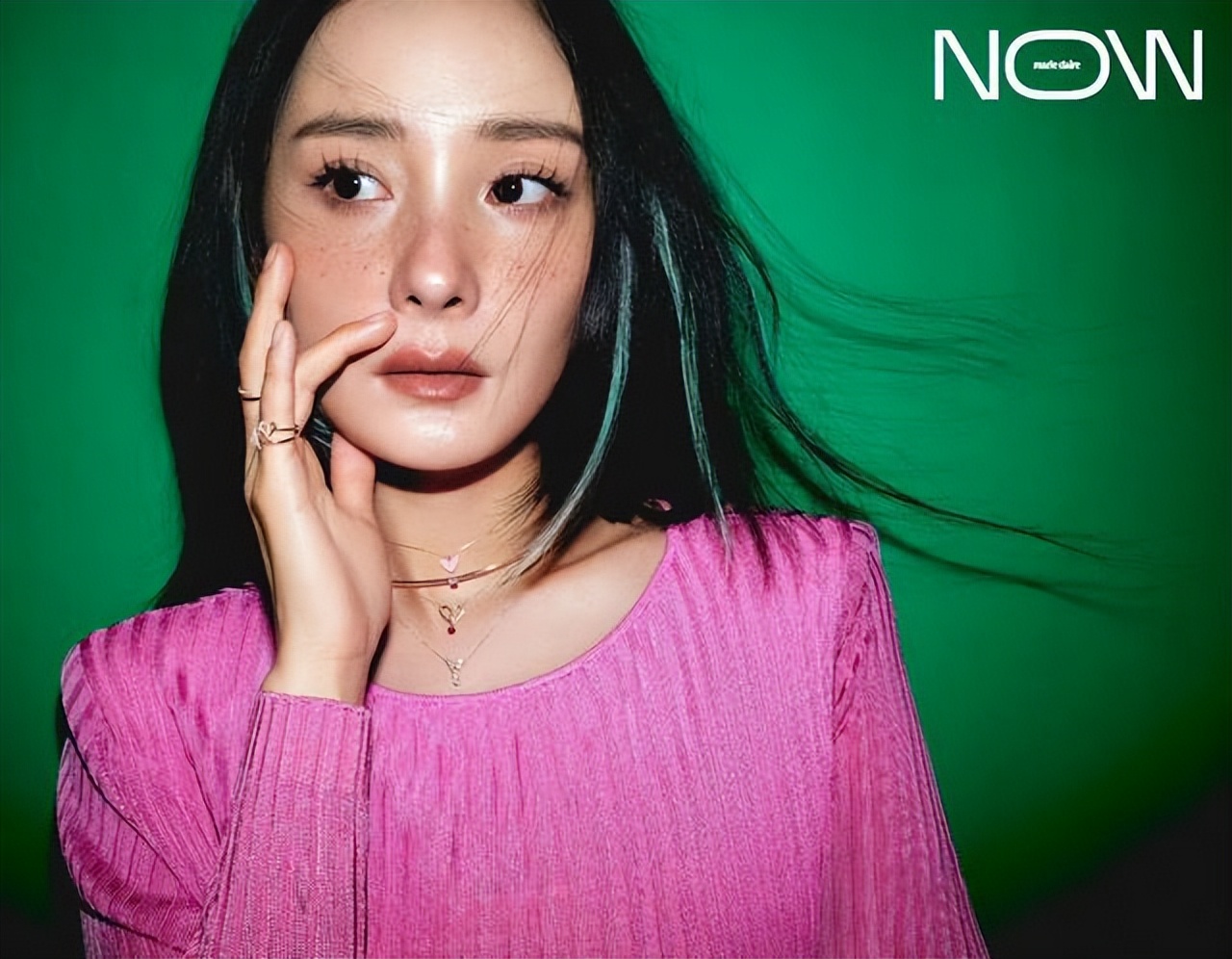 杨幂最新时尚大片曝光！穿裙装照样是直接开挂，化晒伤妆容美到爆