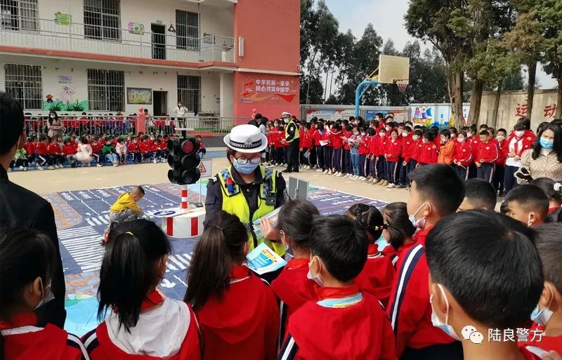 陆良交警“移动课堂”进校园