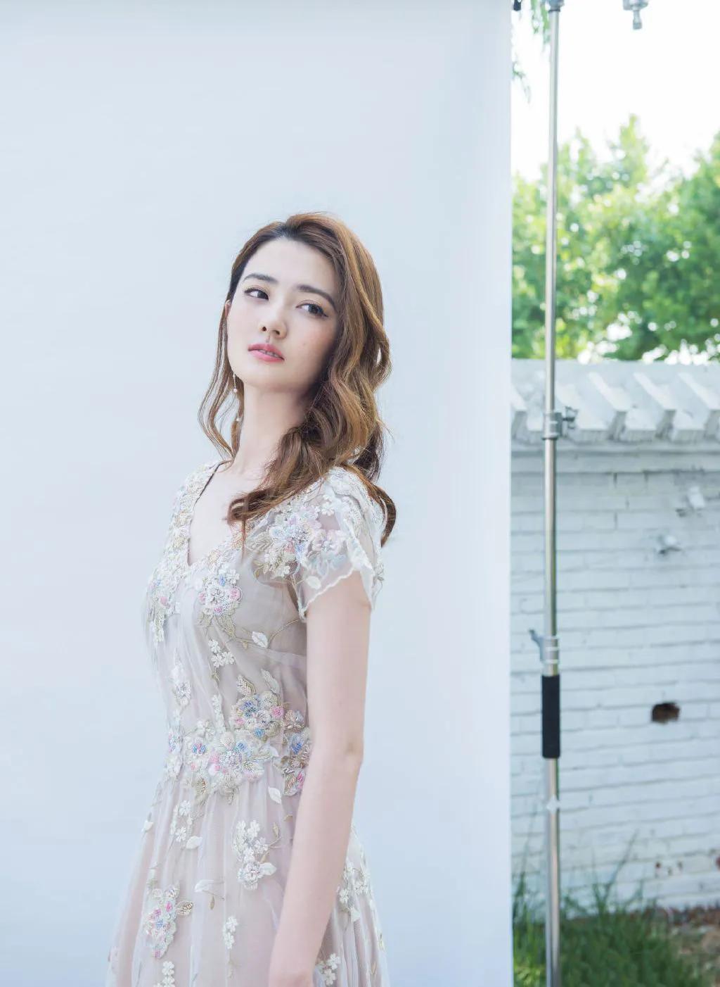 徐璐，五官精致，身姿优雅