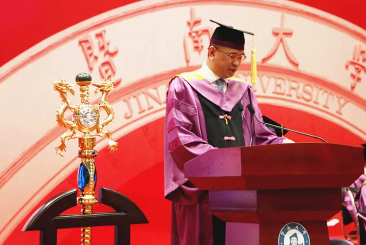 毕业典礼上的“神秘力量”，各高校请出学术权杖，网友看后羡慕了