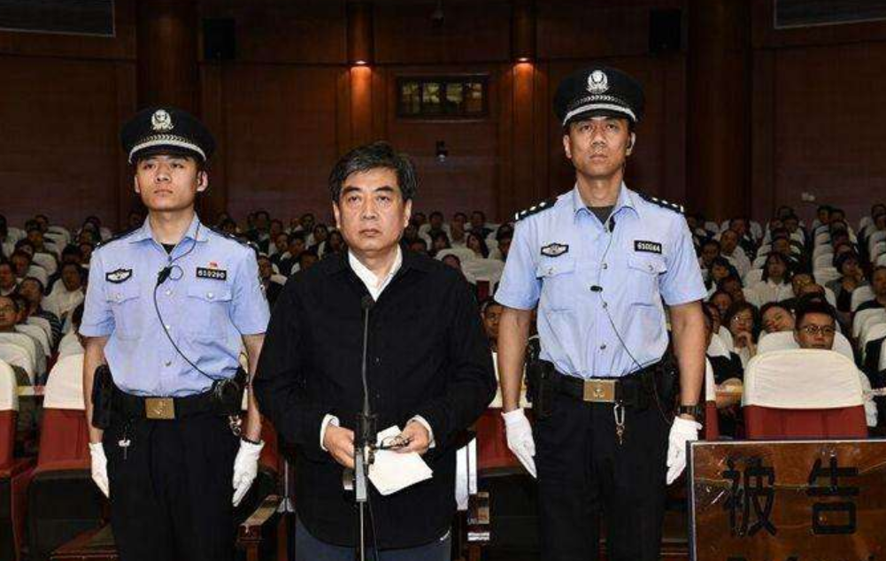 陕西前首富落马记，靠豆腐发家，十年买8个煤矿，送村民60套别墅