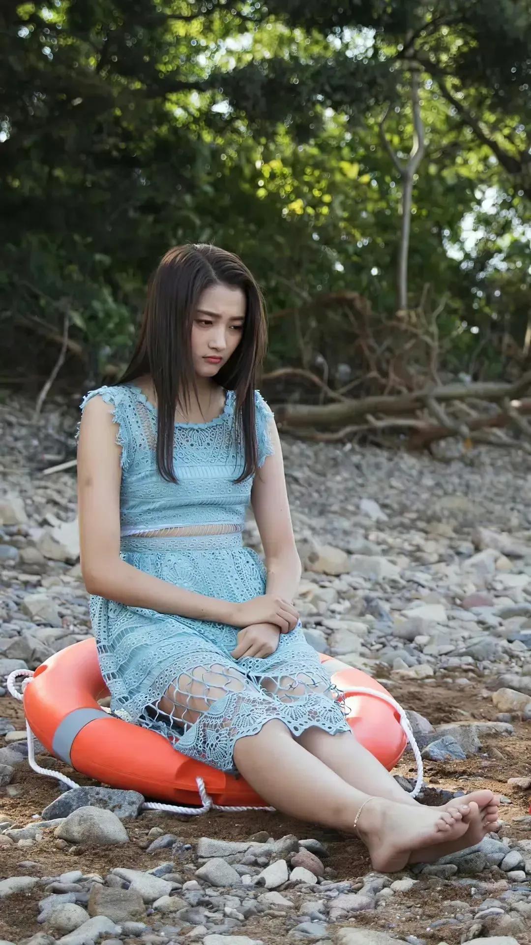 关晓彤的生图又黑又胖,有点惨不忍睹,摄影师多少带点仇恨吧!