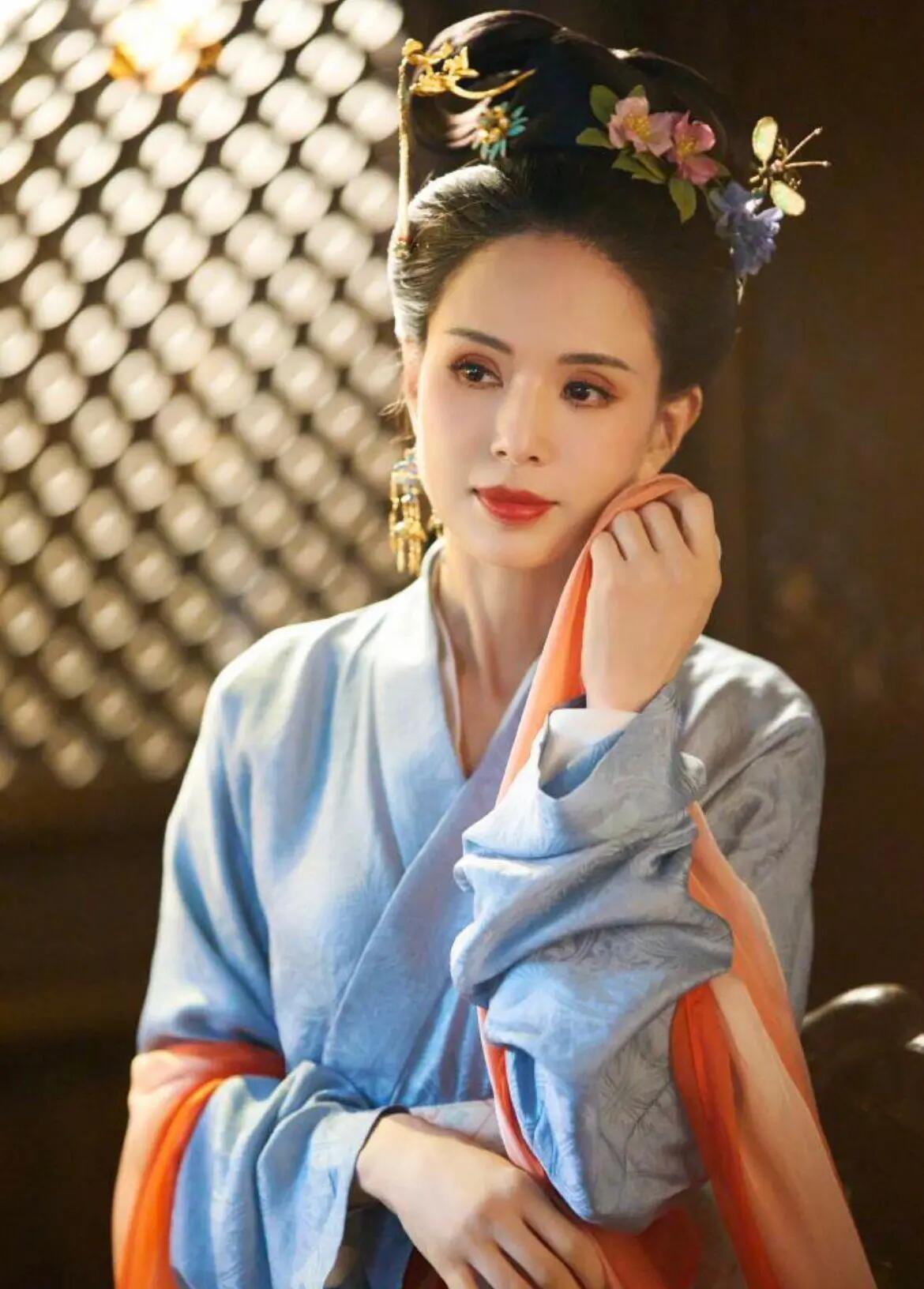 被李若彤惊艳到了!56岁的汉服造型,依旧"吊打"古装女主