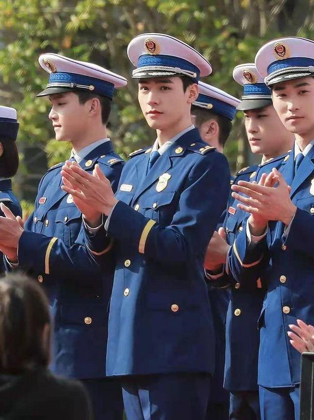 同样穿“警服”，把陈晓吴京和张译等男星放在一起看，差别出来了