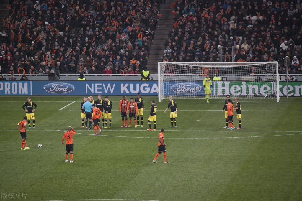 足球裁判开球怎么站位（伪球迷的自我修养(一)：你还不知道的足球比赛规则都在这里）