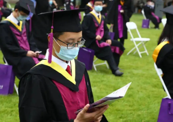 清华大学多门学科“全英授课”，台下全是中国学生，为啥不用汉语