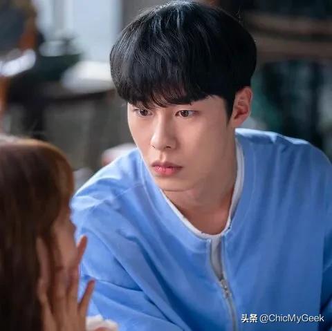 韩剧又出宝藏男神！大秀厚实胸肌，凭脚演技出圈