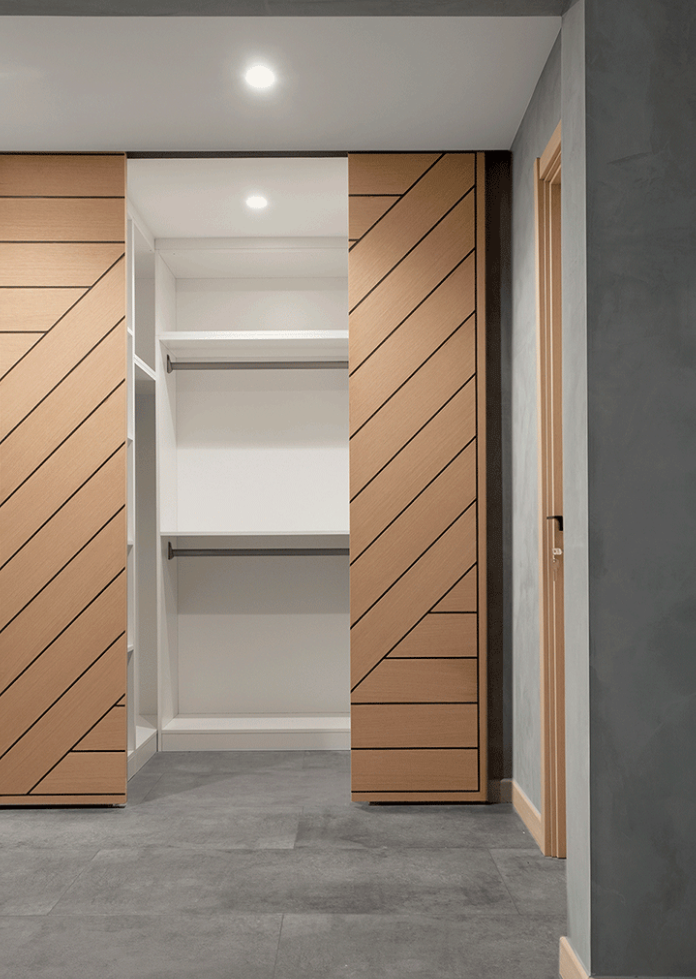 这是我见过最高级的工业风装修，卧室做抬高，既简单又大气