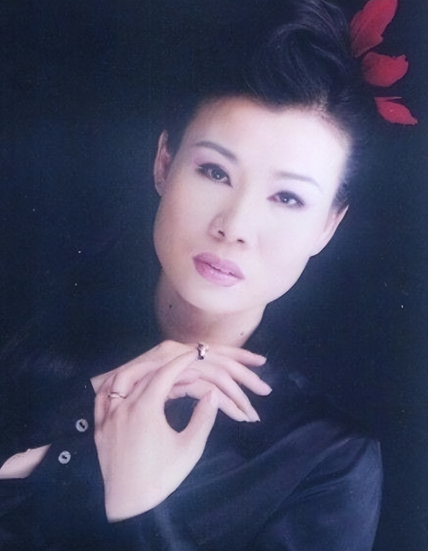 一首歌在春晚爆红，红过毛阿敏和碾压毛宁，37岁演唱会上癌症复发