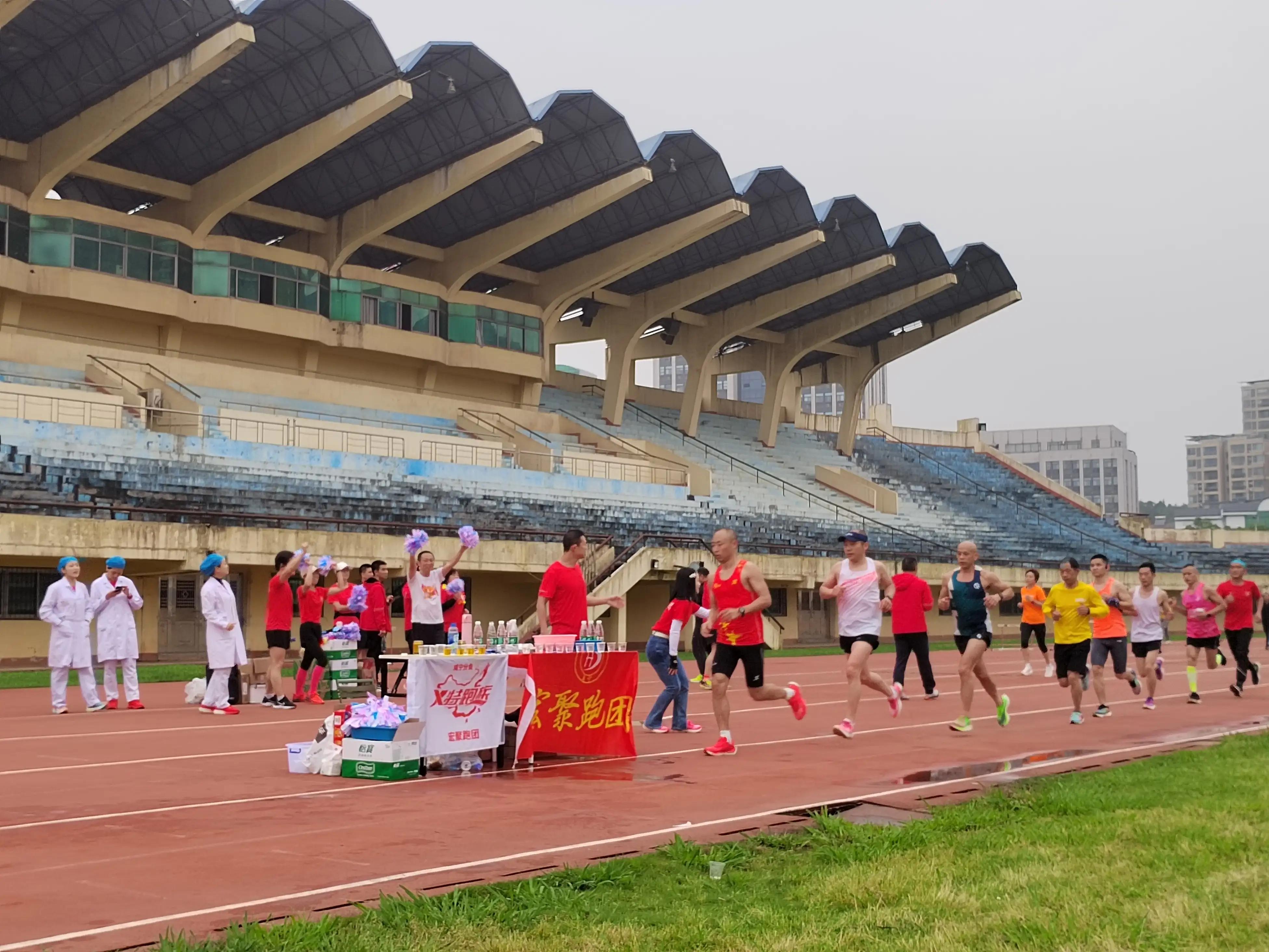 温泉体育中心(两个人的竞技，一群人的狂欢——宏聚跑团“五一”竞技跑活动纪实)