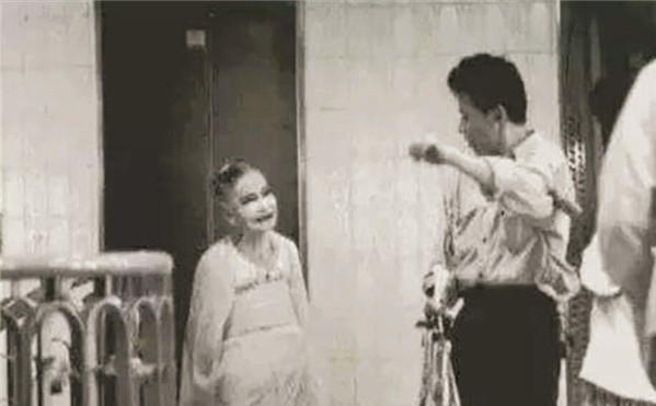 日本烟花女子74岁高龄仍站街，60年不间断拉客，却备受日本人尊重