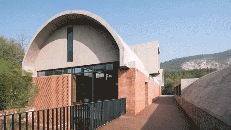 神操作！废弃砖窑变身网红书店