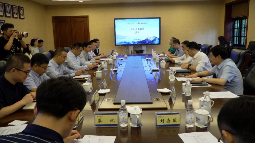 重庆大学-华为“智能基座”对标交流会暨2021年度表彰会顺利举行