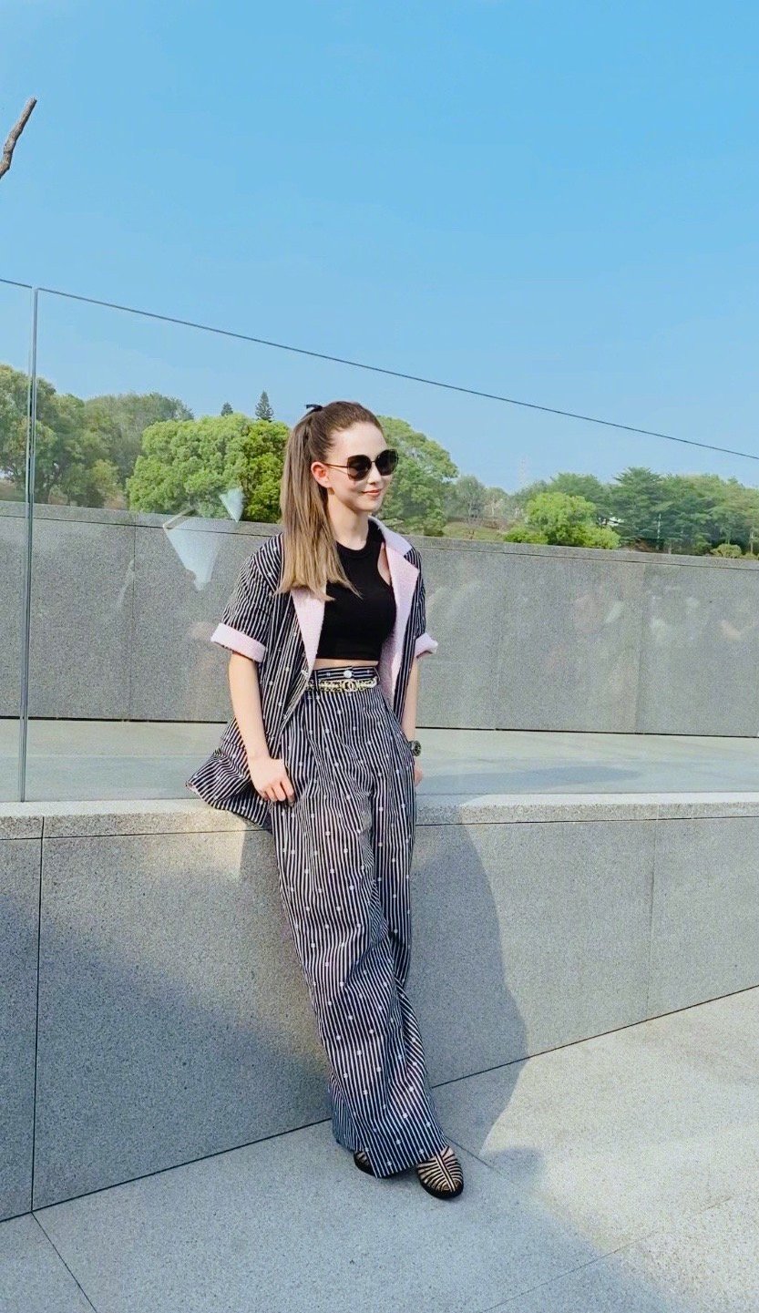 怀孕前后,昆凌有何变化?首度晒出自拍照,脸部略显浮肿