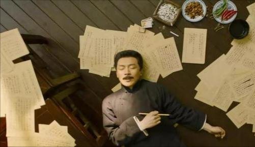 鲁迅首次到北大上课，学生们大笑不止，15分钟后教室里鸦雀无声