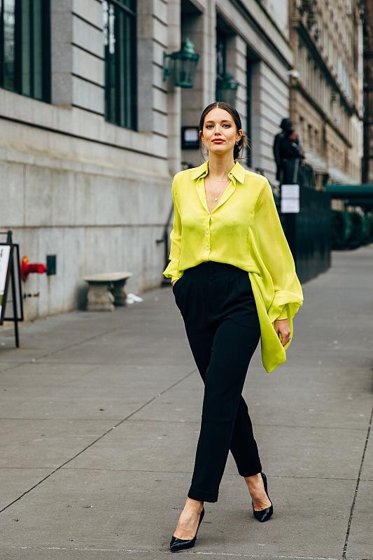 深色衣服图片(冬天穿黑色衣服搭配这个色就够了) - 赤虎壹号