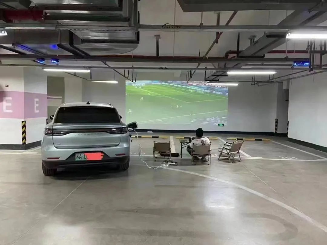 新视觉高清频道足球直（看世界杯的最高段位，是在车里）