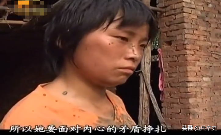 2010年，河南18岁少女“工地”搬水泥赚学费，家里穷的盐都买不起