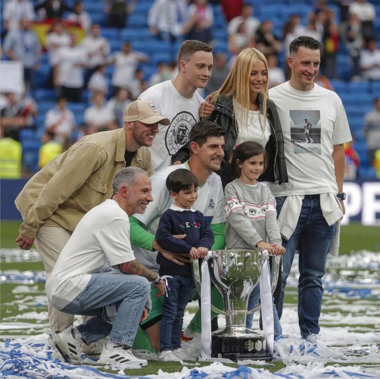 扎西甲老婆(巴尔韦德媳妇抢镜,皇马太太团与奖杯合影,巴斯克斯夫妻相)