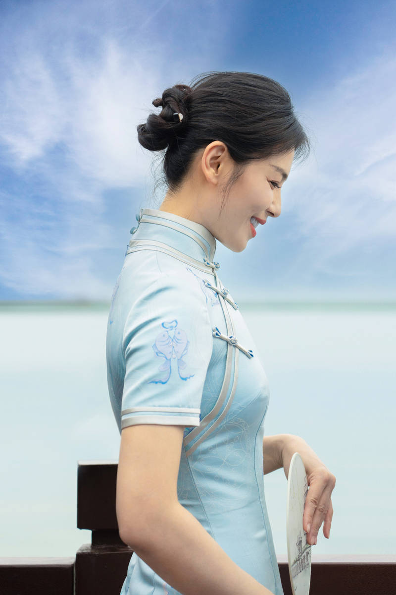 端庄大气!刘涛素雅旗袍写真来袭