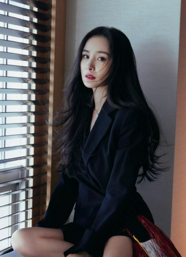 杨幂黑色系的治愈美，很动人