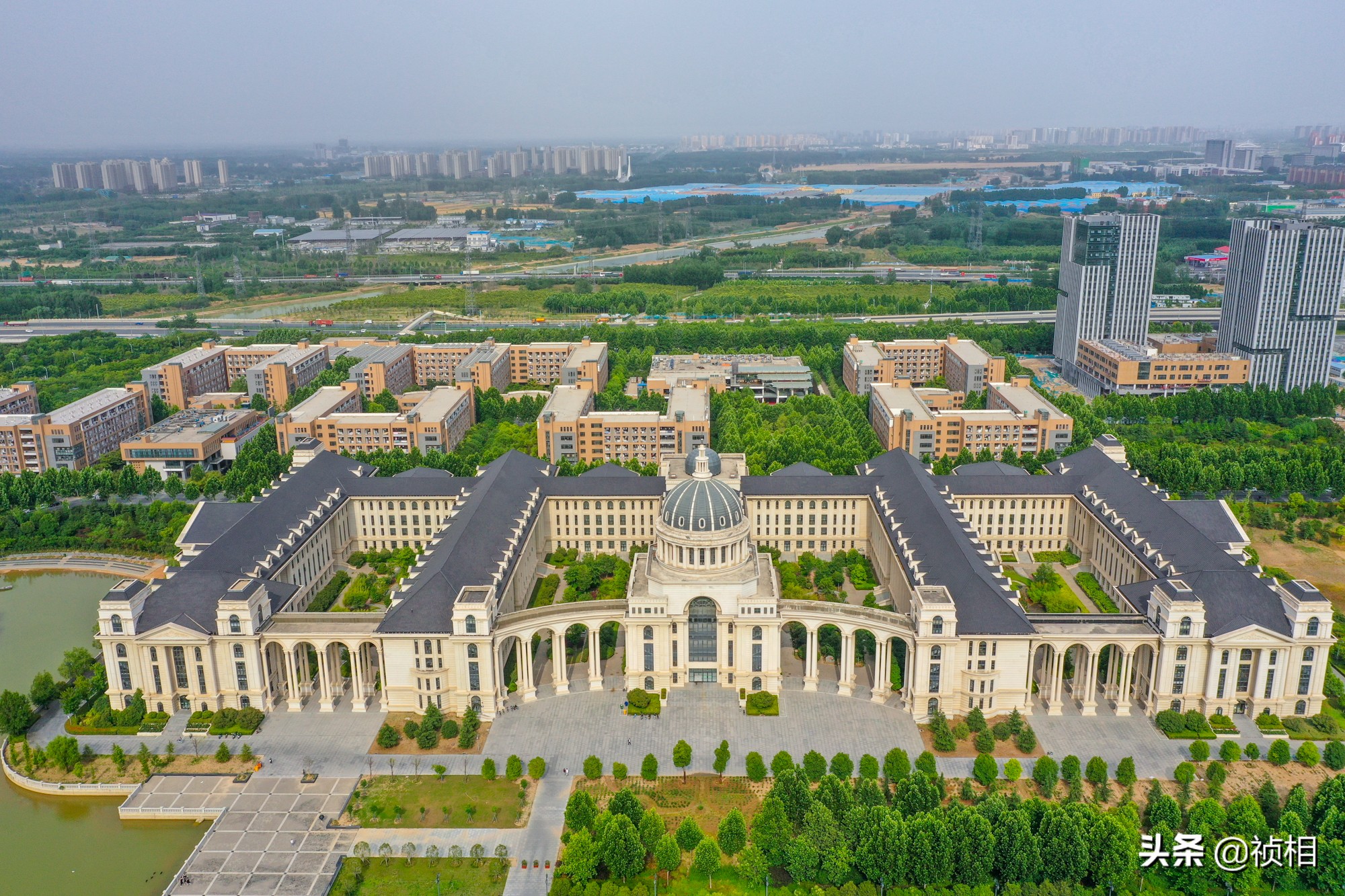 航拍中国最美欧式建筑大学,河南农大新校区,坐落在郑州东区
