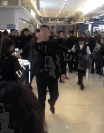 参加活动 出行气场十足，明星就该有这么大的排场吗？