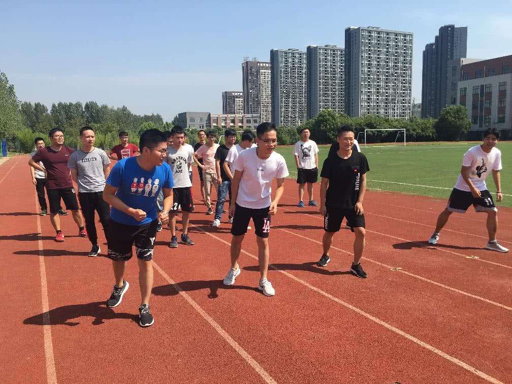 “人在前面做，魂在后面追”，为了体测大学生拼了，真是太好笑了