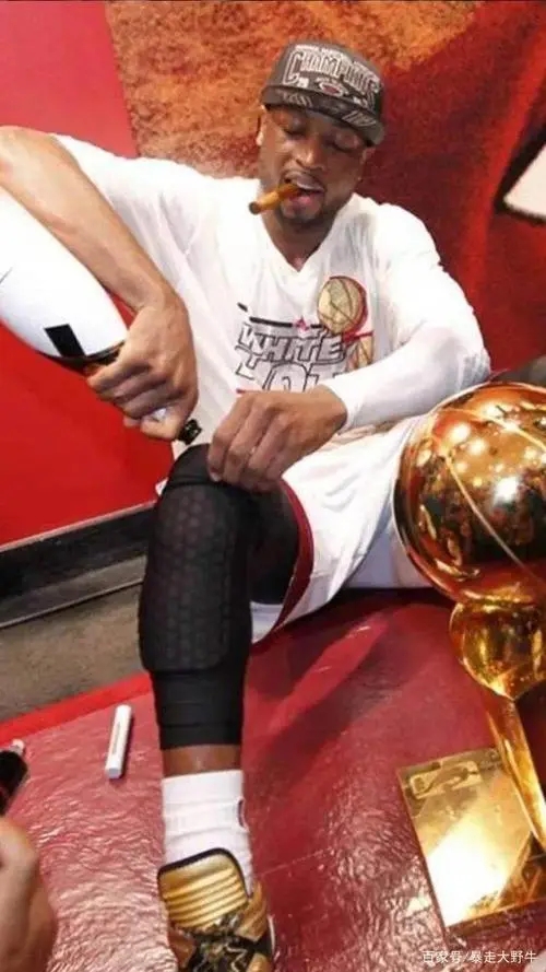 为什么nba球星半月板(NBA纪实连载99：后乔丹时代最强分卫，让了半月板的大腮帮韦德)