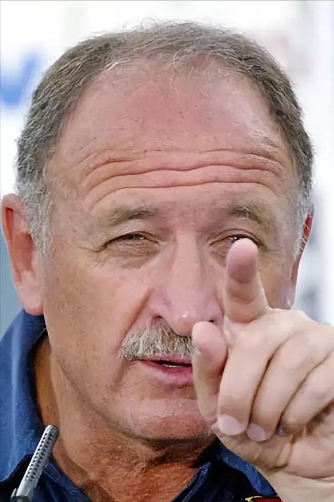 足球比赛教练应该在哪里（国足必须打好翻身仗，主教练在哪里，咱得好好白话白话）