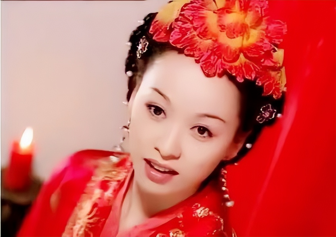 2002年,在制片人兼未婚夫邓建国的大理推荐下,宋妍担纲主演《乌龙闯情