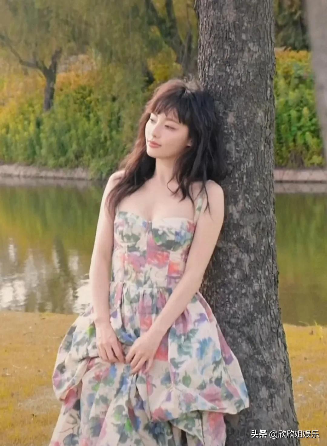 张嘉倪，身穿碎花裙，好漂亮啊