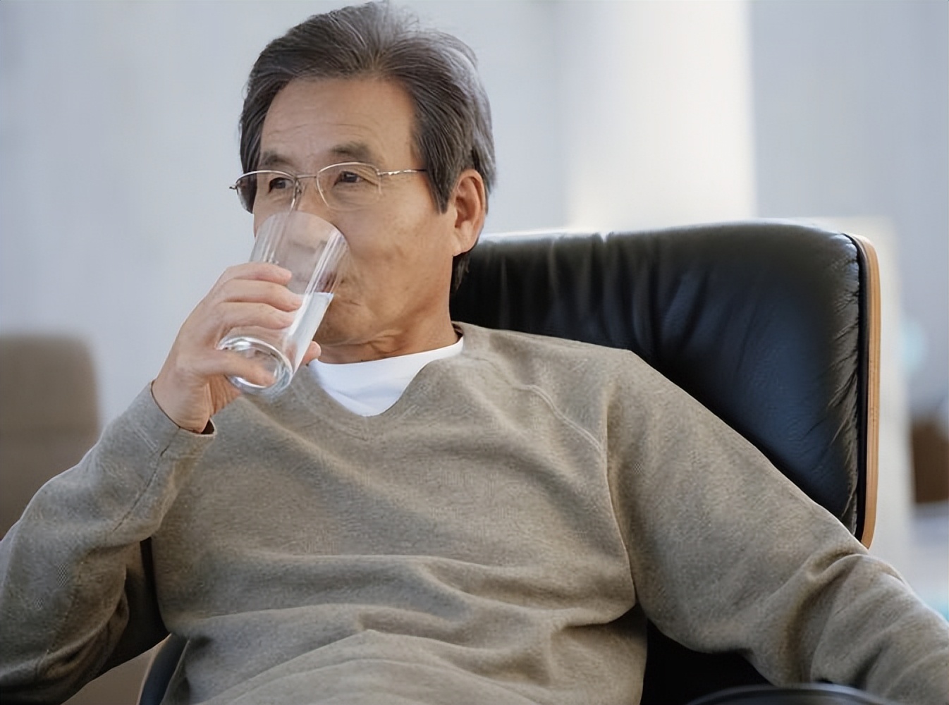 早起空腹喝水的危害，甚至比不吃早餐还要大？是真是假？