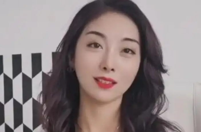 山东90后美女模特，未婚生下3个混血女儿，年入千万