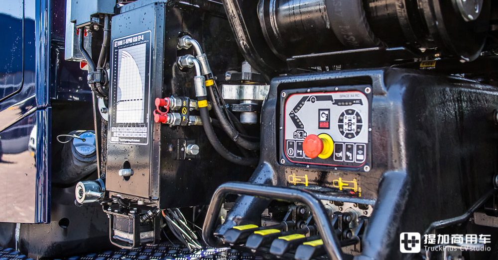 达夫XG 真会整活（就没见过这么帅气的随车吊，还是牵引车底盘，达夫XG+真会整活）