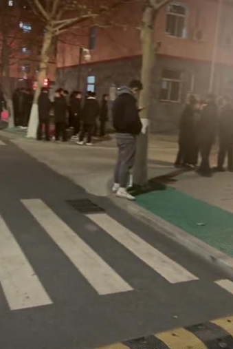 大学的校门口，等女朋友放学的男生能多统一？不看是真不知道