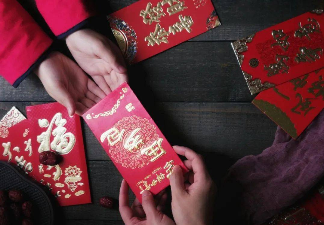 嫂子看到孩子抢先给1000红包,她家3个孩子,压岁钱该怎么给?