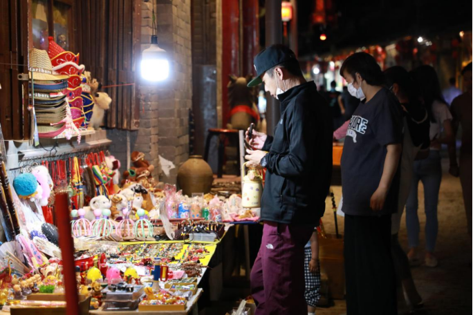 持续增强夜间消费活力，不同业态布局扮靓夜经济