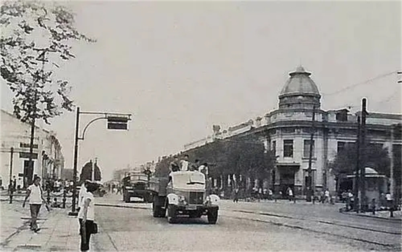 1953年，陈赓在哈尔滨被警察拦车，随后哈尔滨推进了“严打”运动
