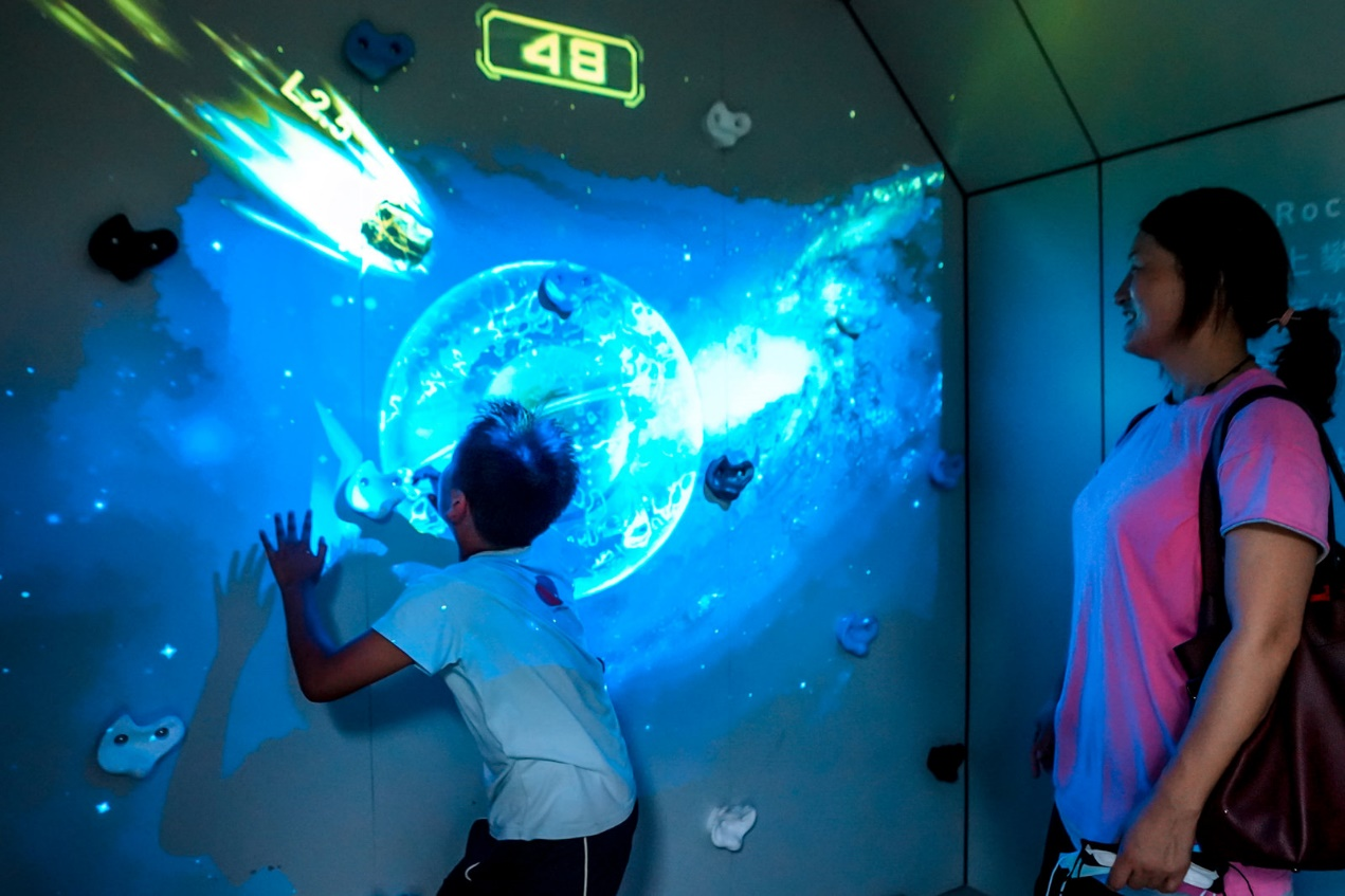 西湖畔探秘千年情缘，极狐“先行者号”太空舰问道杭州天堂