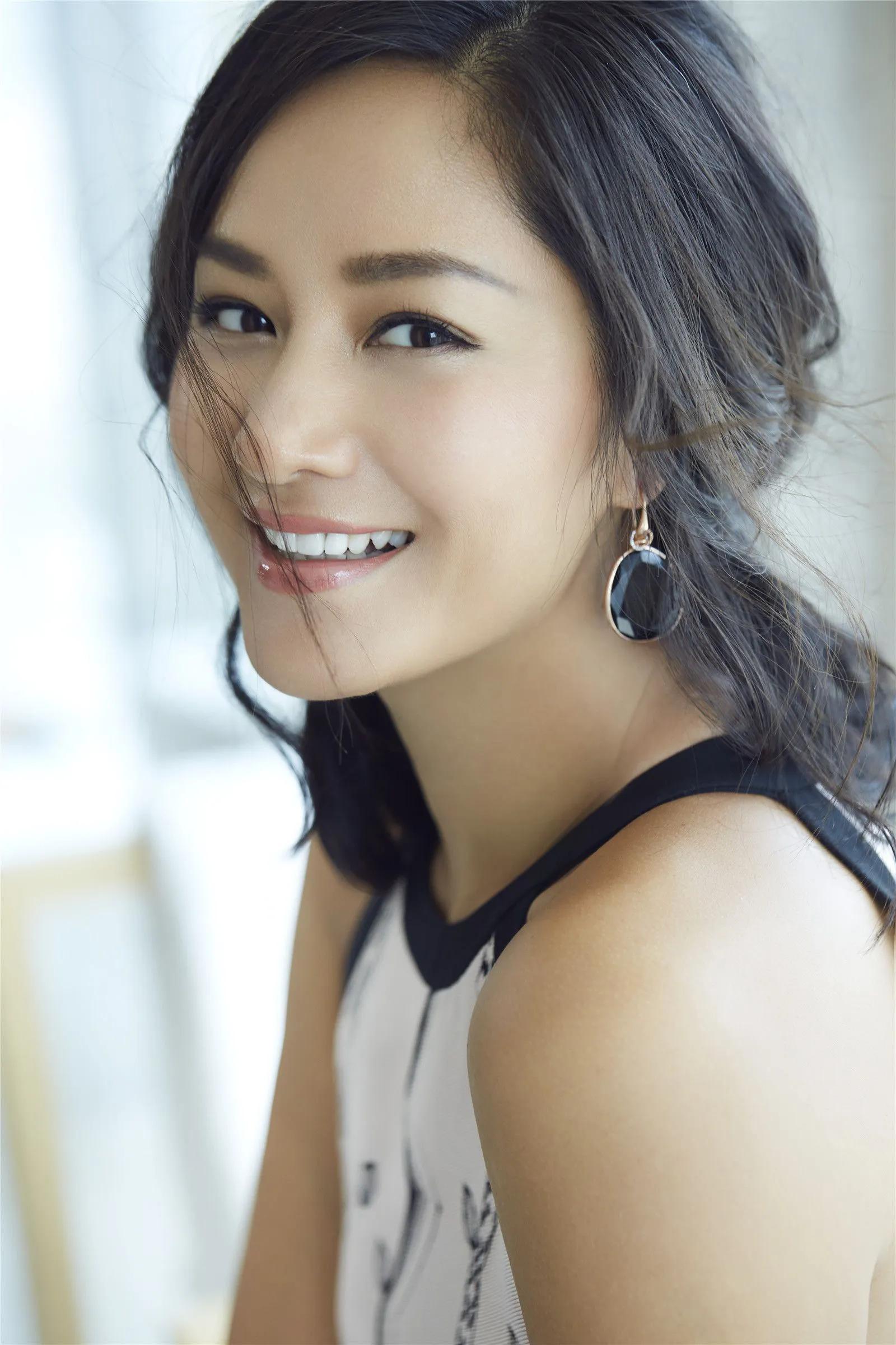 51岁瞿颖移居泰国近况!全身黝黑变化大,住豪宅打网球生活悠闲