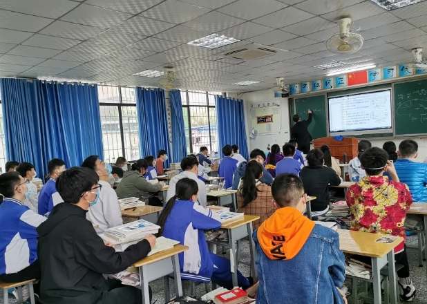 高中老师排座位的“套路”，看似平淡无奇，实则在观察这几个细节