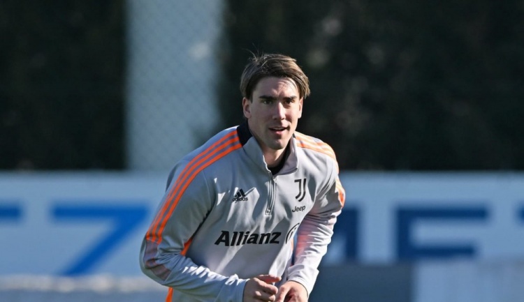 尤文耗尽2024年前的转会预算（尤文太拼了，重金引入超级锋霸，穆里尼奥太羡慕，超越尤文更难了）