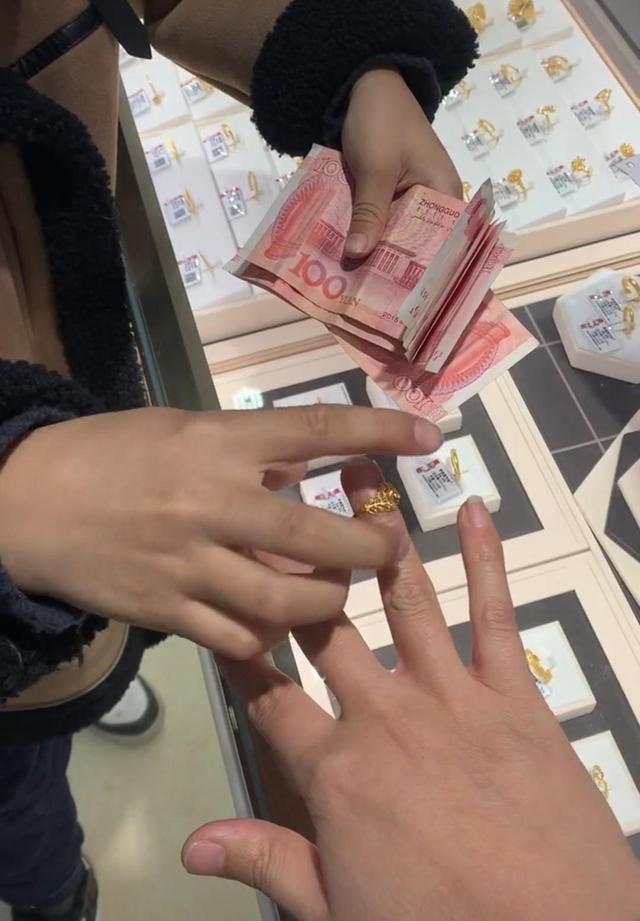 拿压岁钱给妈买戒指