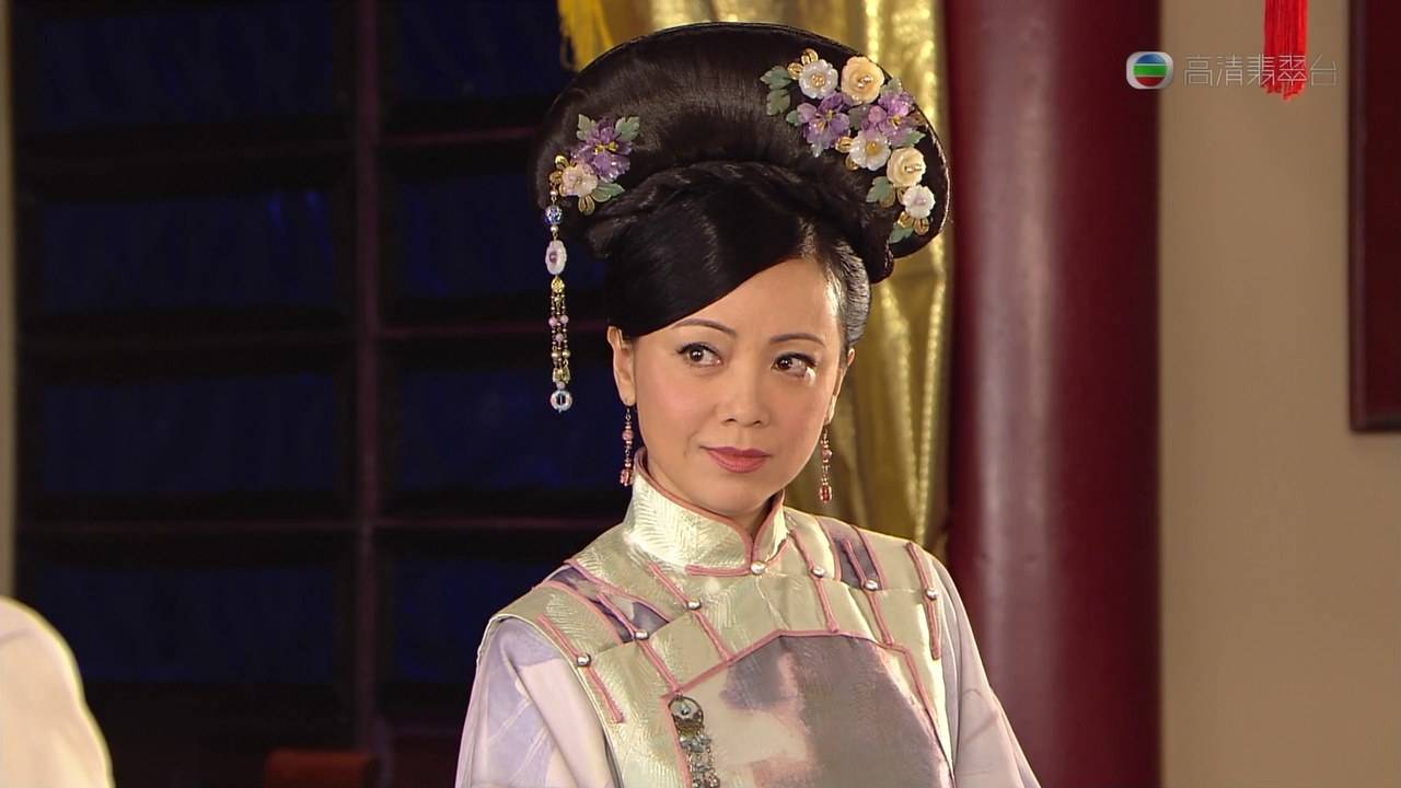 明明是同一个演员,但是在续篇中似乎换了脸,王后的脸发生了很大的变化。