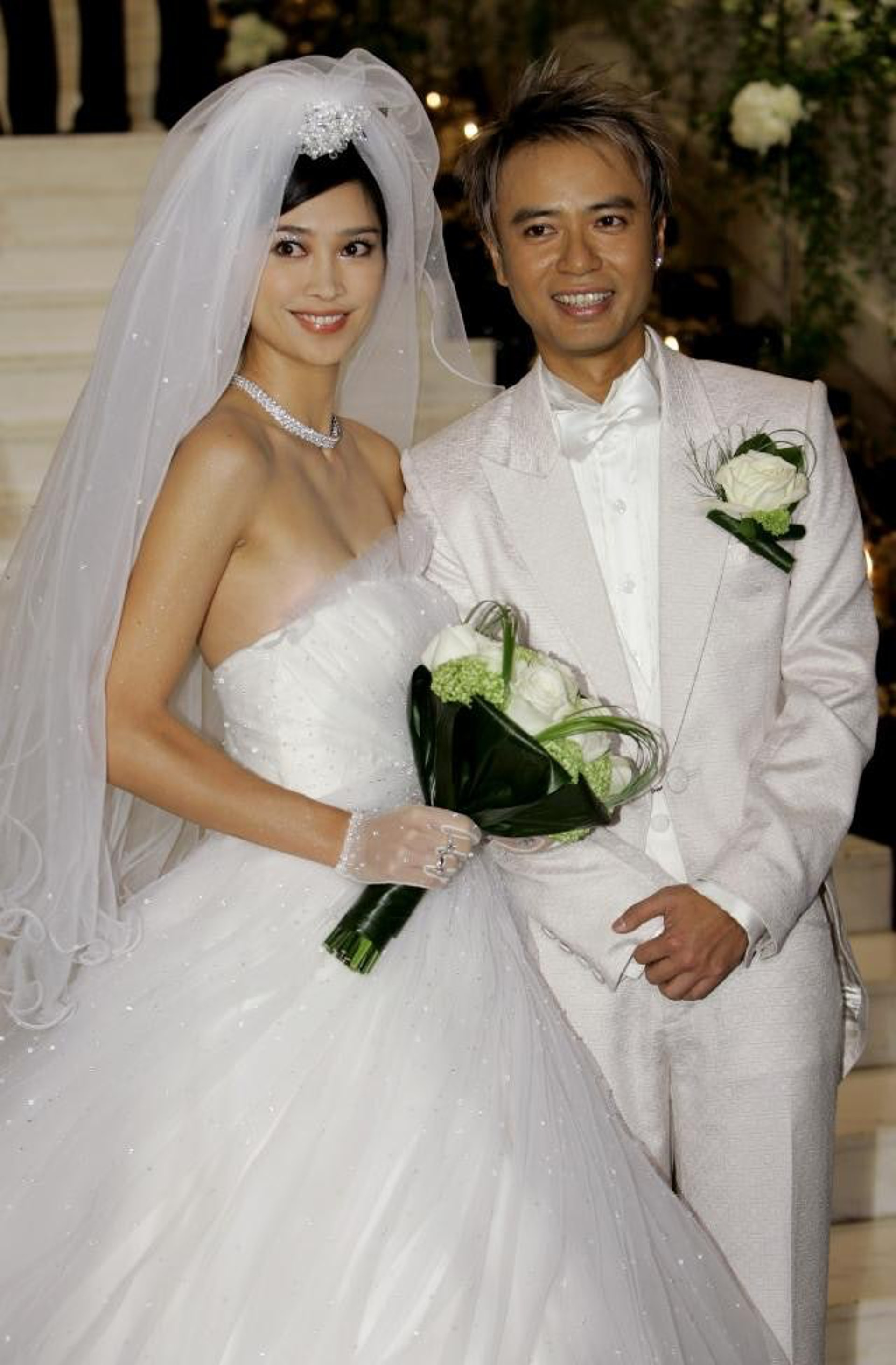 婚礼当天众星云集,谭咏麟和陈百祥担任证婚人,刘德华担任伴郎.