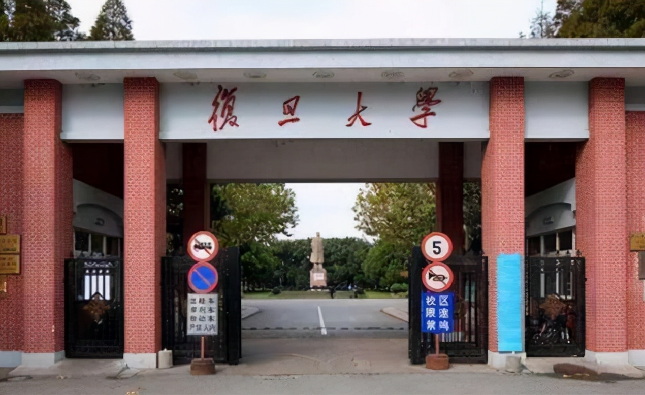 复旦教授上课吸烟不断，却备受学生追捧，宁可吸二手烟也要听课