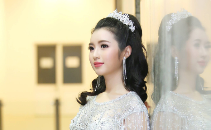 2017年，与马云对话的越南大学校花吴庆玲，如今已毕业考虑从商