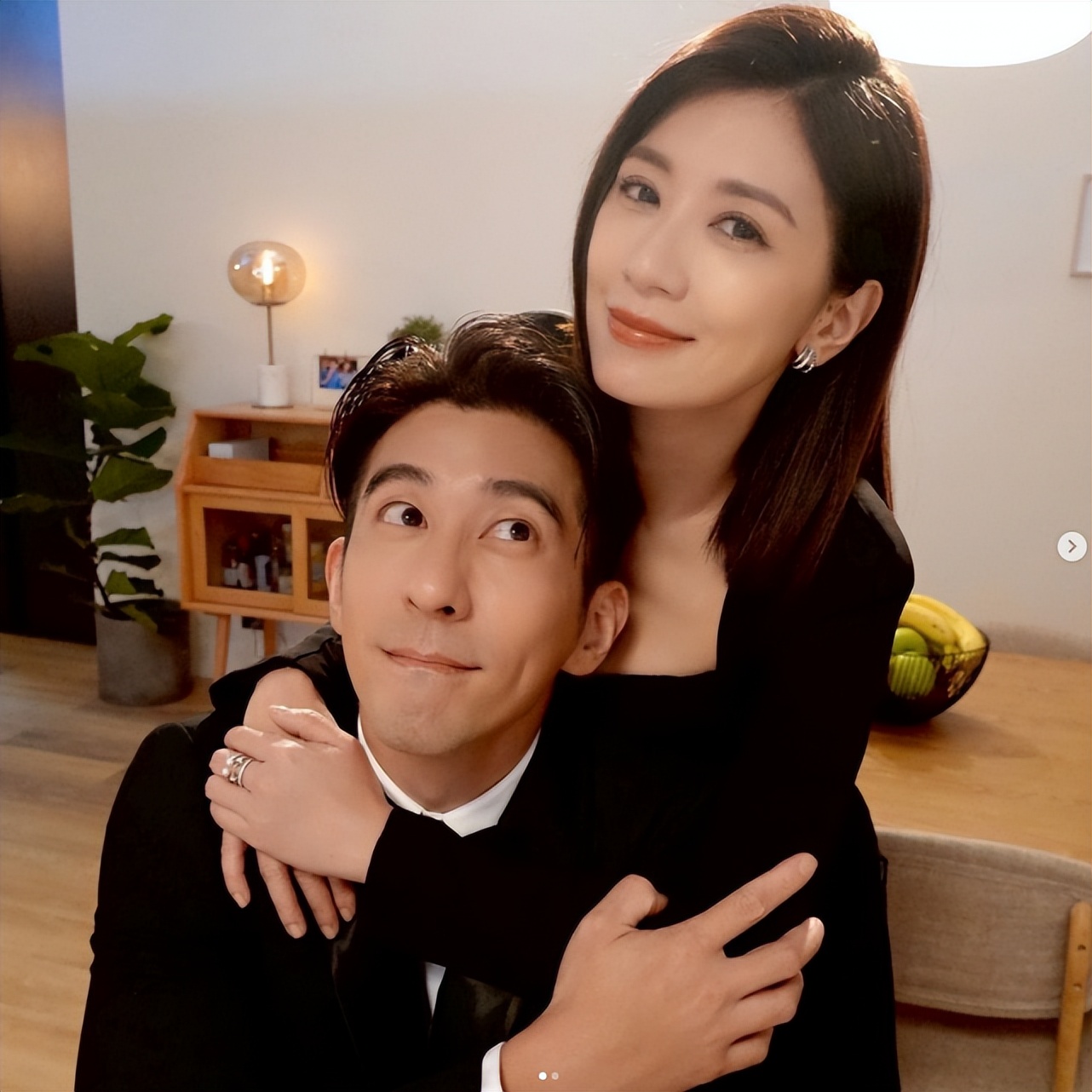 47岁贾静雯罕晒健身照，豪宅中练空中倒立，身材纤瘦状态超年轻